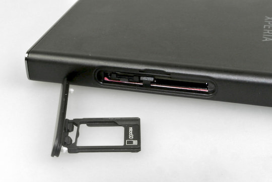 microSD-Karte und Nano-SIM teilen sich einen Slot
