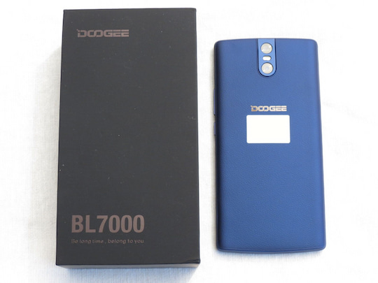 Verpackung und Rckseite des Smartphones von Doogee