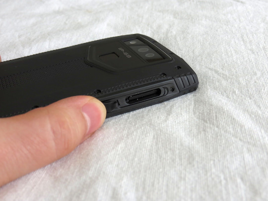 SIM-Karten-Schlitten hinter der Verschlussklappe