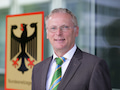 Der Prsident der Bundesnetzagentur Jochen Homann (Bild) wird die Antragsteller fr 5G wohl erst im Frhjahr 2019 in seiner Auenstelle in Mainz zur Frequenzvergabe begren knnen.