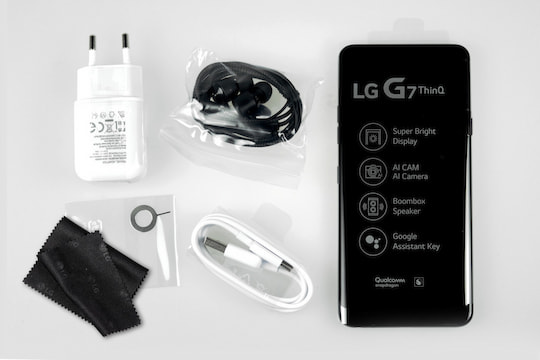 Alles auf einen Blick: LG G7 ThinQ und Verpackungs-Inhalt.