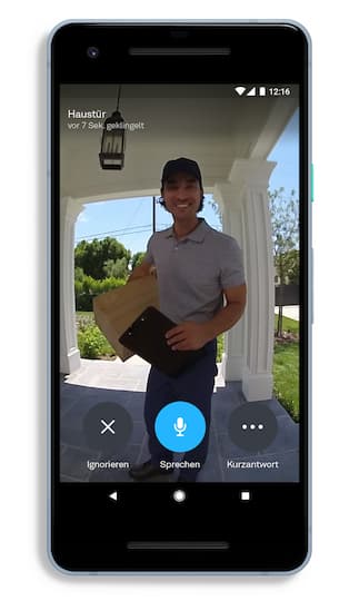 Smartphone-Screenshot zeigt Bild eines Paketboten aus der Perspektive der Nest Hello.