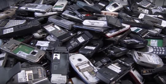 Alte Smartphones tummeln sich beim Recyclingunternehmen Electro Cycle