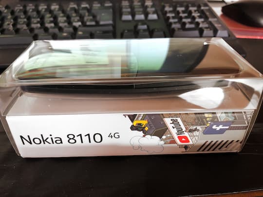 Geheimnisvoll wie ein Schneewitchensarg: So wird das Nokia 8110 4G ausgeliefert.