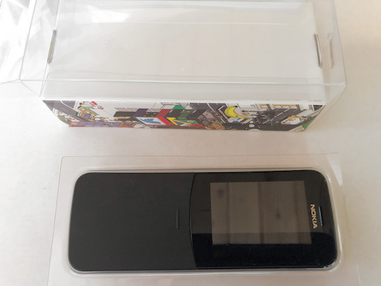 Noch wartet das Nokia 8110 4G, wachgeksst - sprich mit SIM-Karten, SD-Speicher und Akku beladen zu werden.