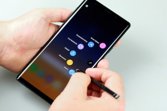 Ziehen Nutzer den Stift raus, knnen sie bei Bedarf auf passende Apps zum S Pen zugreifen.