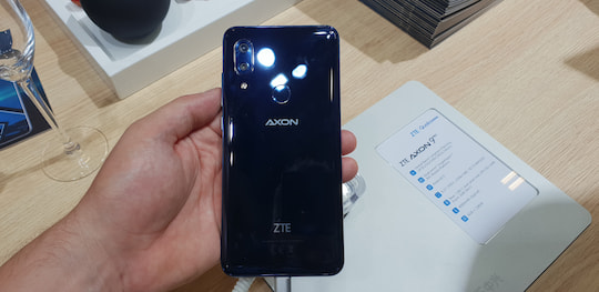 Das ZTE Axon 9 Pro hat auf der Rckseite eine Dualkamera und einen Fingerabdrucksensor verbaut.