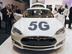Das Autonome Auto (hier ein Elektro-Auto Modell S von Tesla) braucht ein flchendeckendes Netz.