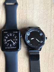 Im Grenvergleich: Apple Watch 3, 42mm (links) und Lenovo Watch X (rechts)