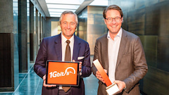 Vodafone CEO Hannes Ametsreiter berreicht Minister Andreas Scheuer den ersten Gigabit-Kabel-Router