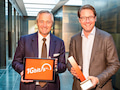 Vodafone CEO Hannes Ametsreiter berreicht Minister Andreas Scheuer den ersten Gigabit-Kabel-Router