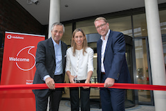 Dr. Hannes Ametsreiter (links), CEO von Vodafone Deutschland, hier bei der Einweihung der Niederlassung Hannover, findet das 5G-Papier fr reparaturbedrftig.