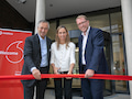 Dr. Hannes Ametsreiter (links), CEO von Vodafone Deutschland, hier bei der Einweihung der Niederlassung Hannover, findet das 5G-Papier fr reparaturbedrftig.