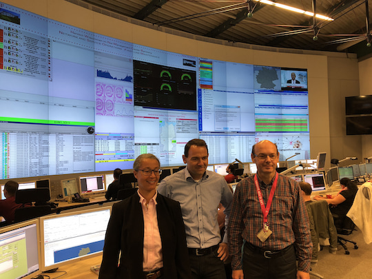 Das Leitungsteam des NMC Bamberg der Deutschen Telekom. Von links Michele Beyer (stellvertretende Leiterin),  Ralf Acker (Leiter NMC) und Harald Metzner (Leiter IP). Auf dem Kontrolbildschirm oben rechts luft n-tv, um jederzeit ber aktuelle Ereignisse informiert zu sein.