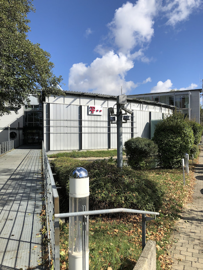 Von Grn umrahmt am Rande eines Industriegebietes, das Netzkontrollzentrum (NMC) der Deutschen Telekom in Bamberg.