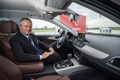 Dr. Hannes Ametsreiter, CEO von Vodafone Deutschland, in einem selbst fahrenden Auto.