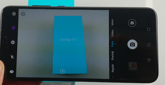 Das T-Symbol auf dem unteren Displayrand zeigt an, dass die AI-Kamera den Text auf dem Motiv erkannt hat.