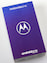 Die lila-weie Verpackung des Motorola One.