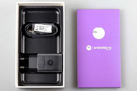 Rechts: USB-Typ-C-Ladekabel und Adakter, Links: Papp-Sheet mit read me, rechtlichen Hinweisen und SIM-Karten-Tool.