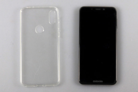 Motorola liefert eine biegsame, transparente Schutzhlle mit.