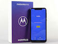 Das Motorola One begrt den Auspacker an die Schachtel gelehnt.