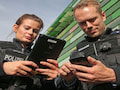 Berliner Polizisten mit ihren neuen Tablets und Smartphones