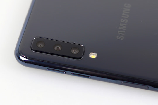 Das Samsung Galaxy A7 (2018) hat auf der Rckseite eine Triple-Kamera.