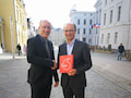Mecklenburgs Digitalminister Christian Pegel (links) und Dr. Christoph Clment von Vodafone besiegeln den Netzausbau des Vodafone-Kabel-TV-Netzes.