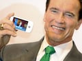 Arnold Schwarzenegger aiuf der CEBIT 2009 mit einem Google-Phone von HTC