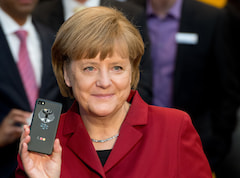Angela Merkel mit einem abhrsicheren BlackBerry auf der CEBIT 2013.