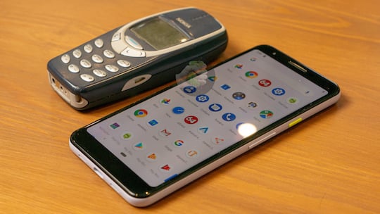 Amsant: Pixel 3 Lite neben Nokia 3310