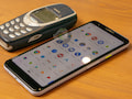 Amsant: Pixel 3 Lite neben Nokia 3310