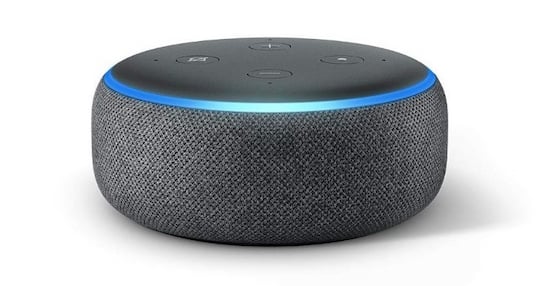 Ein Amazon Echo Dot mit Alexa