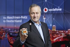 Vodafone-Chef Hannes Ametsreiter mit einem Multi-Sensor fr Narrowband IoT