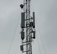 Funkmast mit zahlreichen Antennen