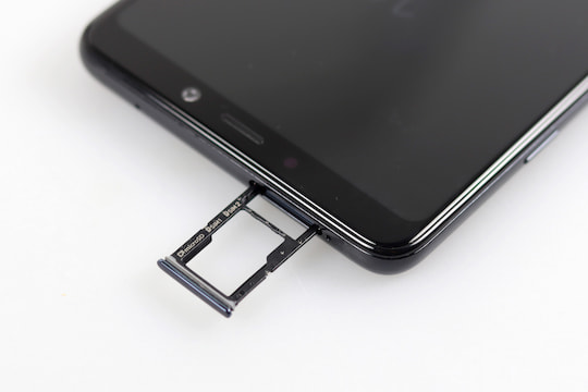 Slot mit Platz fr zwei Nano-SIM-Karten und eine microSD-Karte