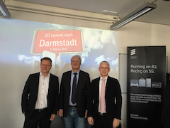 Von links nach rechts: Dr. Stefan Growe, Key-Account Telekom Deutschland; Darmstadts Oberbrgermeister Jochen Partsch, Mathias Poeten, SVP Technology, Deutsche Telekom
