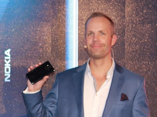 Juho Sarvikas, CTO von Nokia HMD, zeigt das Nokia 9 PureView