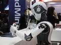 Ein Roboter arbeitet auf dem MWC als Kellner
