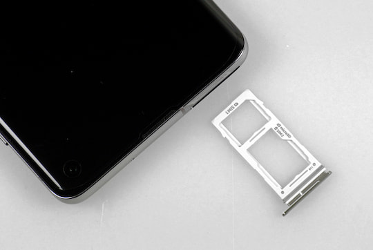 Dual-SIM-Slot mit wahlweise Platz fr eine microSD-Karte