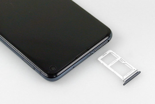 Optionen: Zwei Nano-SIM-Karten oder eine Nano-SIM und eine microSD
