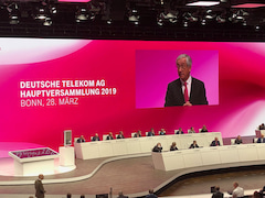 Mit groer Ruhe und einer humorvollen Art leitete Prof. Dr. Ulrich Lehner, Aufsichtsratsvorsitzender der Deutschen Telekom, die Jahreshauptversammlung in Bonn.