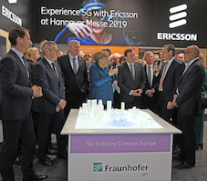 Hoher Besuch: Bundeskanzlerin Dr. Angela Merkel (Mitte) und Schwedens Ministerprsident Stefan Lfven (rechts daneben) 