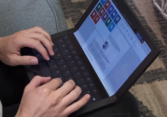 Lenovo hat ein faltbares Notebook im Kcher