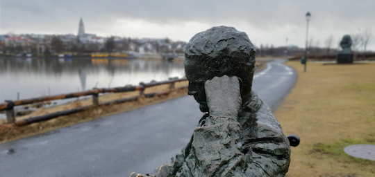 Bronzefigur am Tjrnin See in Reykjavik City