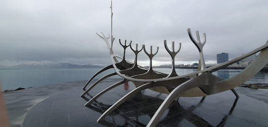 Hommage an die Wikinger-Vorfahren: Drachenboot-Skulptur