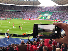 DFB-Pokalfinale im Stadion. Einfach zuschauen reicht nicht. Es wird auch nach drauen gestreamt und Information ber Spiele in anderen Stadien eingeholt.