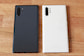Das Samsung Galaxy Note 10+ in Schwarz und Wei