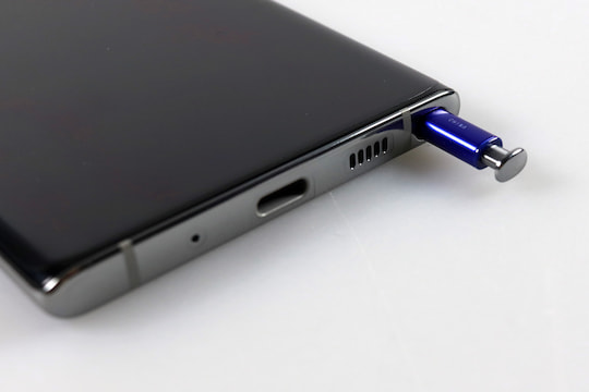 Der S Pen schaut aus dem Galaxy Note 10 heraus
