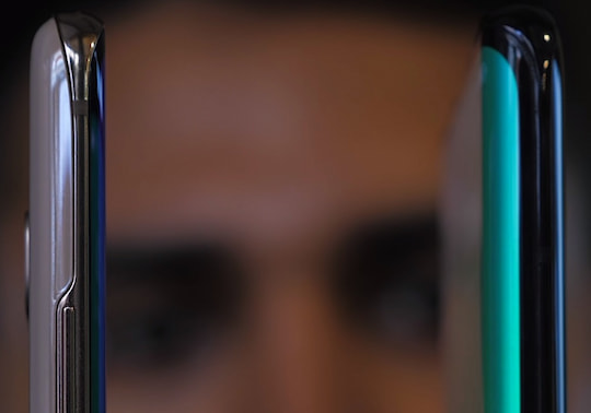 Display-Wlbung: Galaxy S10+ (links) und Vivo Nex 3 (rechts)